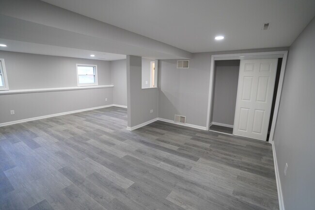 Building Photo - 1501 N Freund Ave