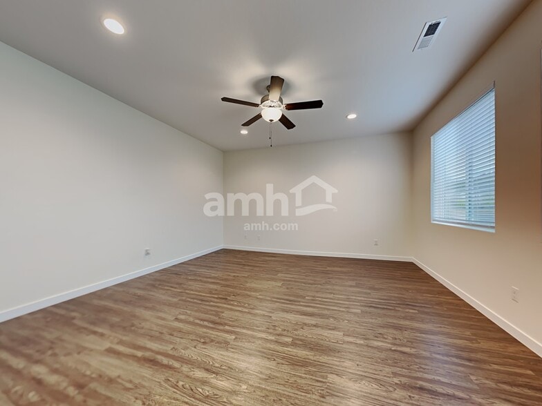 Building Photo - 1013 NE 11th Way