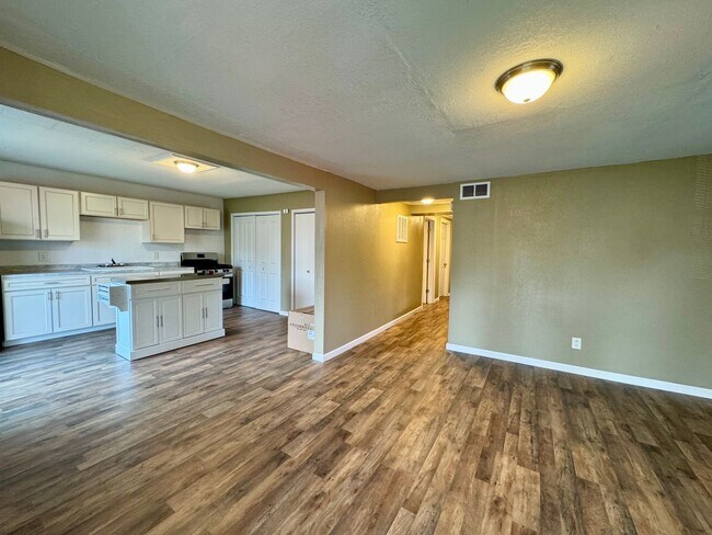Building Photo - DEPOSIT MOVES YOU IN! Pay No Rent Until Oc...