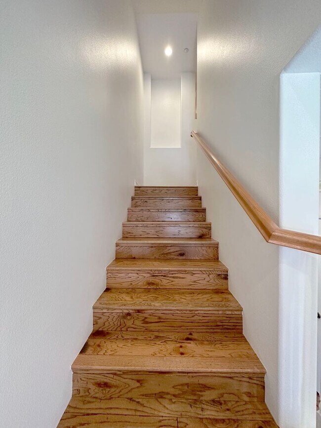 Building Photo - 2 BEDROOM 2.5 BATHROOM WITH LOFT HOME IN HIGHLY DESIRED BERKSHIRE TRACK