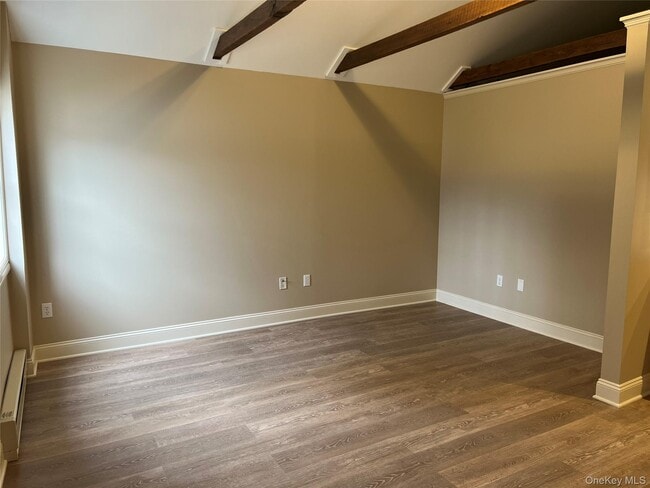 Building Photo - 6 Main St