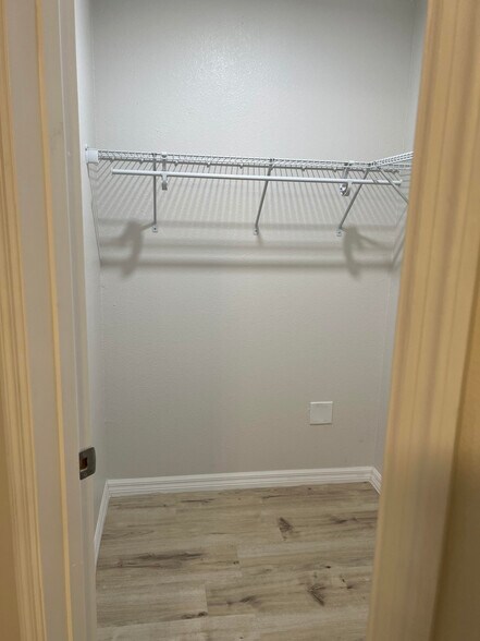 Building Photo - 2592 Grassy Point Dr