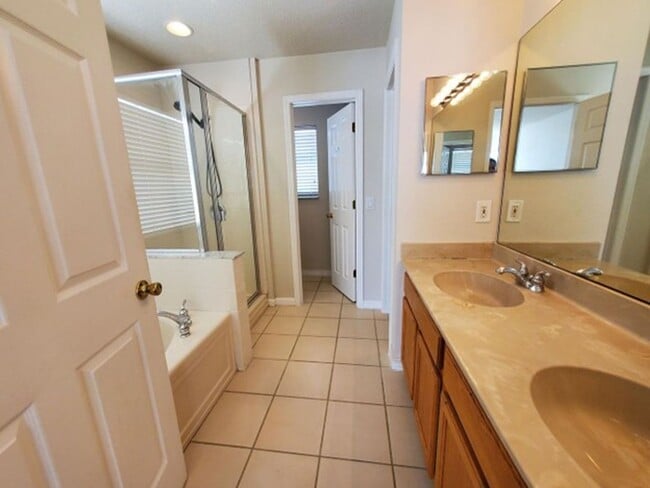 Building Photo - Available Now! Spacious 3 bedroom 2 bathroom home!!!