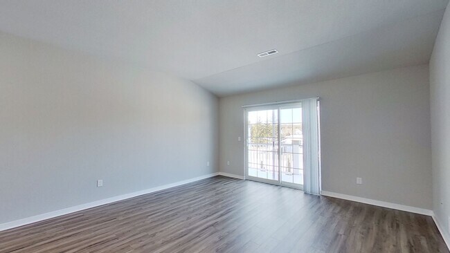 Building Photo - Condo Style Upper 2 Bedroom 1 Bathroom Apartment