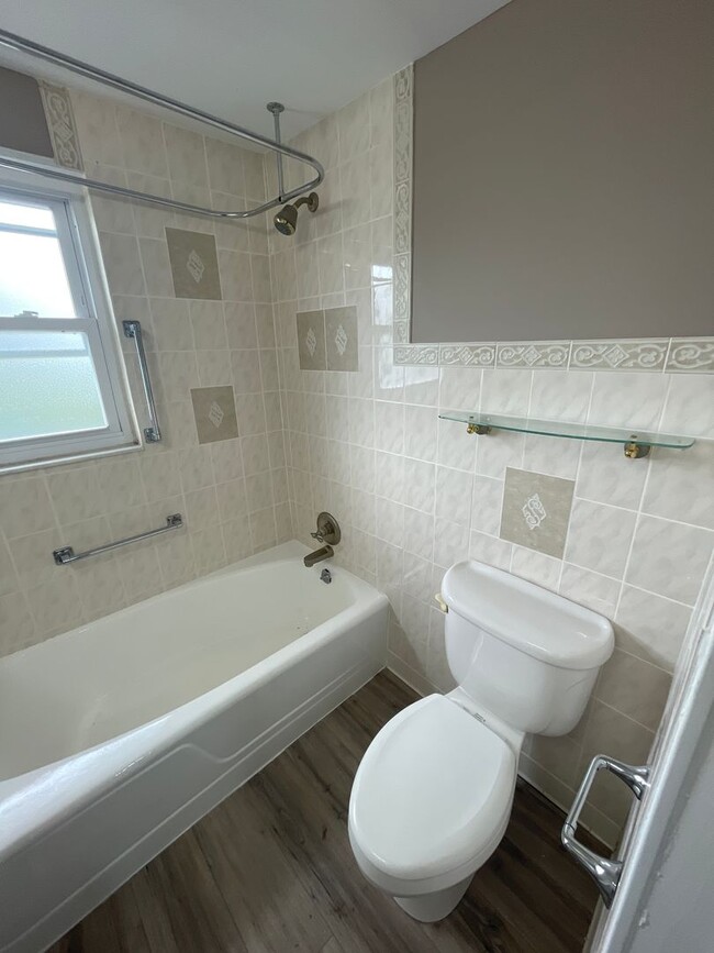 Building Photo - Beautifully renovated 5 bed 2 bath home re...