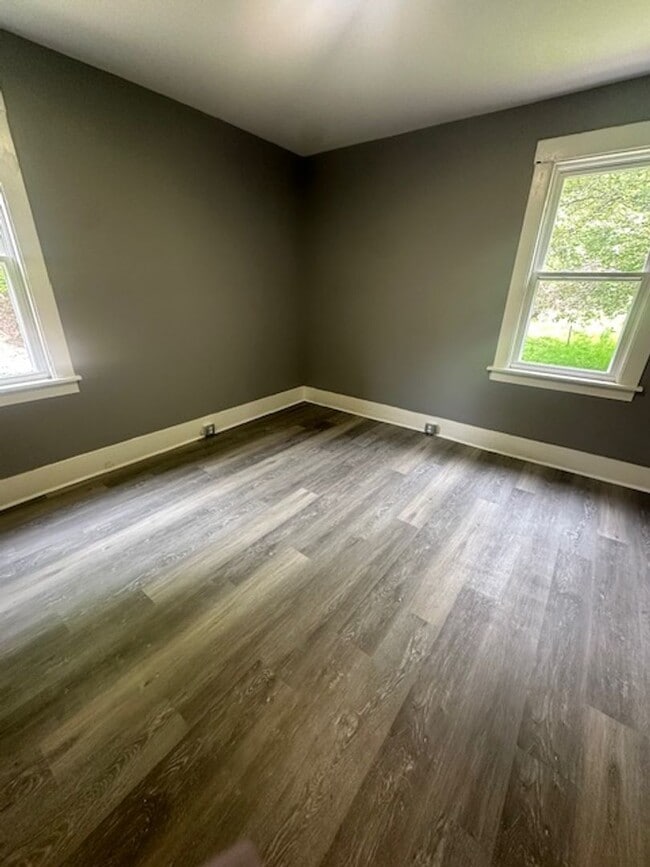 Building Photo - Beautifully Renovated 2-Bedroom Apartment ...