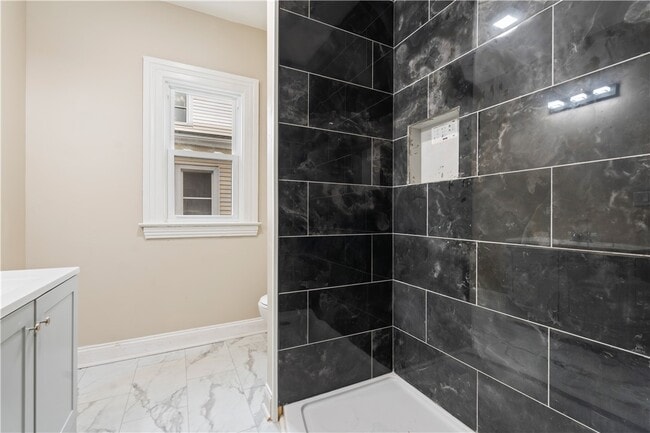 Building Photo - 483 Alexander St