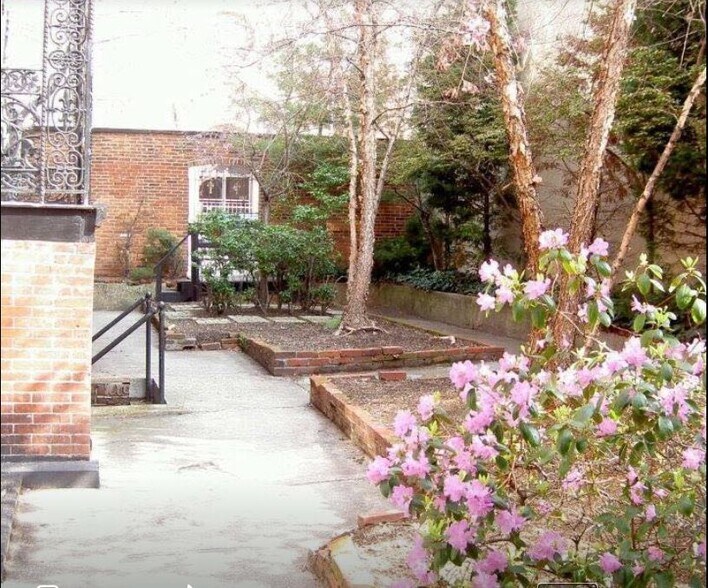 The courtyard in bloom - 1901 E Lombard St