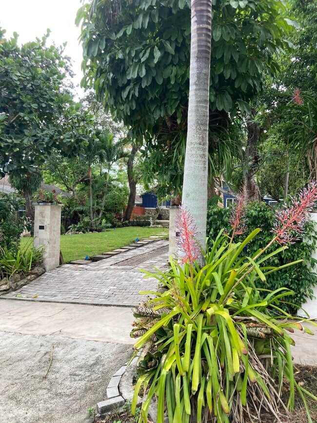 Building Photo - 824 35th St