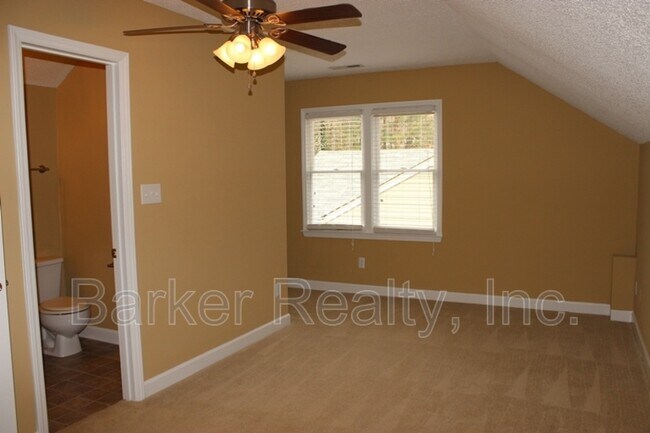 Building Photo - 905 Oakwater Dr