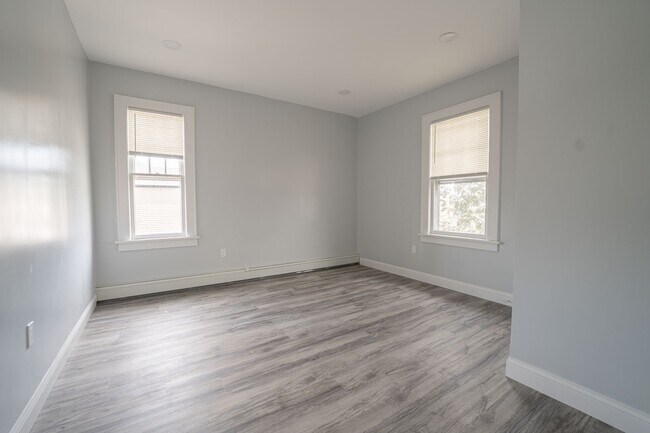 Building Photo - 194 N Chestnut St