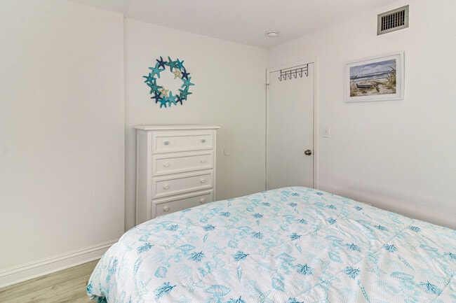 Building Photo - 9860 Leeward Ave