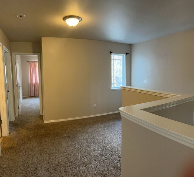 Building Photo - 3 bed/3.5 Baths. Eagle river.