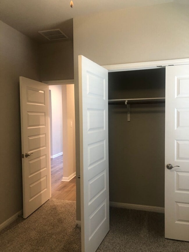 Building Photo - -=Available April 2026=-  4BR/2BA w/ Fenced Yard + Covered Parking in Hutto, TX