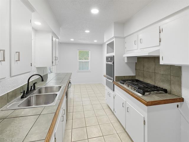 Building Photo - 2120 Vickie Dr