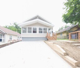 Building Photo - 1200 Sqft. 2 Bedroom 1 Bath