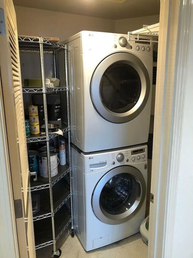 Building Photo - Fresh & Contemporary 1 bed, 1 bath with la...