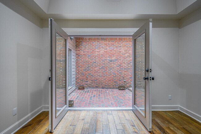 Building Photo - 482 E Racquet Club Pl