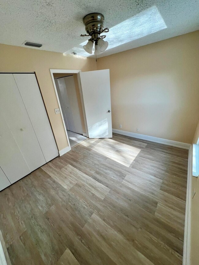 Building Photo - 14 Misty Meadow Dr