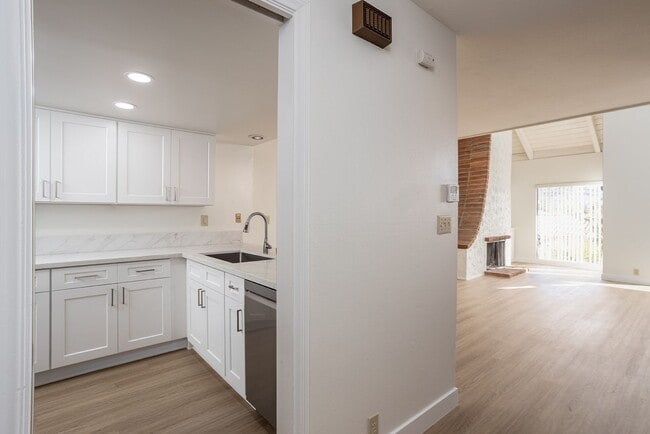 Building Photo - Charming 1 bedroom home in the Tranquil Casitas De La Costa Community.