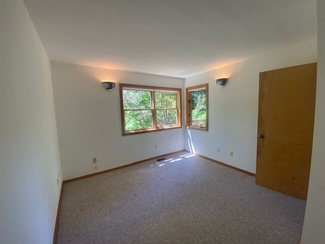 Building Photo - Private / executive 3/2 by Sequoia Park