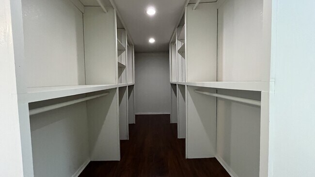 Building Photo - 2153 Huntleigh Dr
