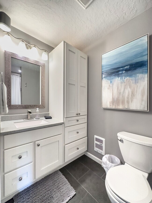 Guest Bath - 27166 Little Floyd Lake Rd