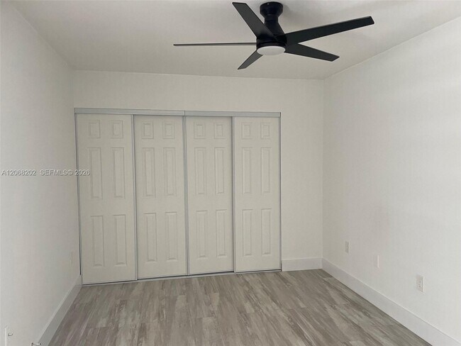 Building Photo - 460 W Park Dr