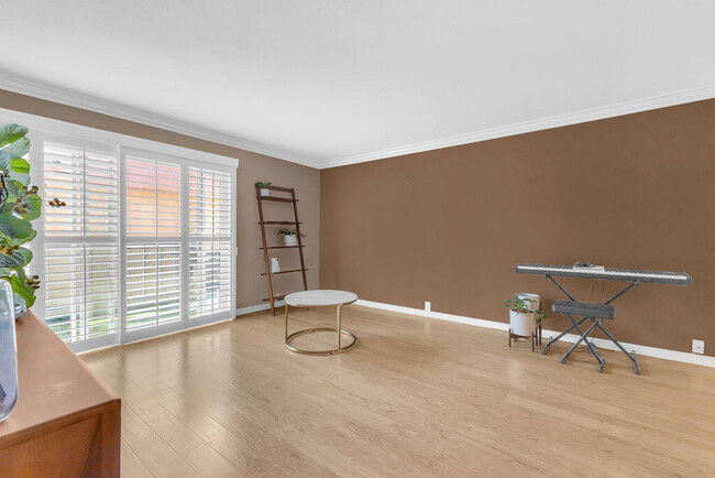 Building Photo - 400 N Sunrise Way