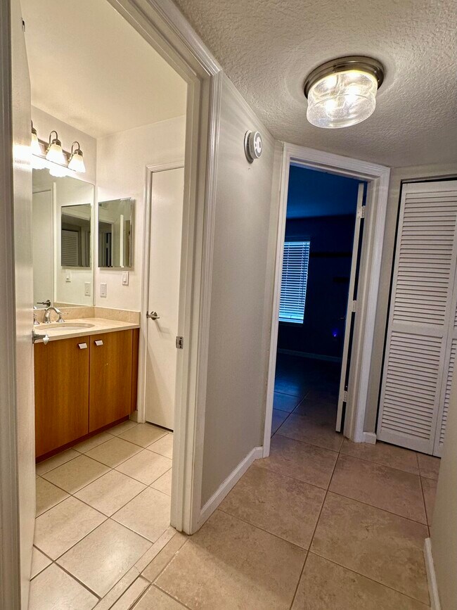 Building Photo - 1050 Crystal Way