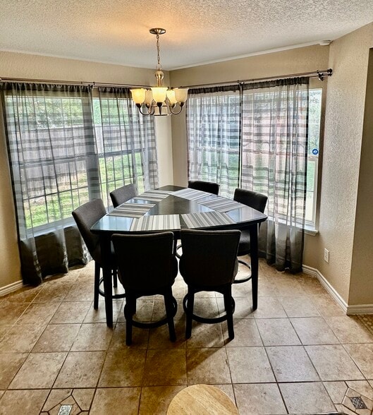 Dining table - 10366 Manor Crk