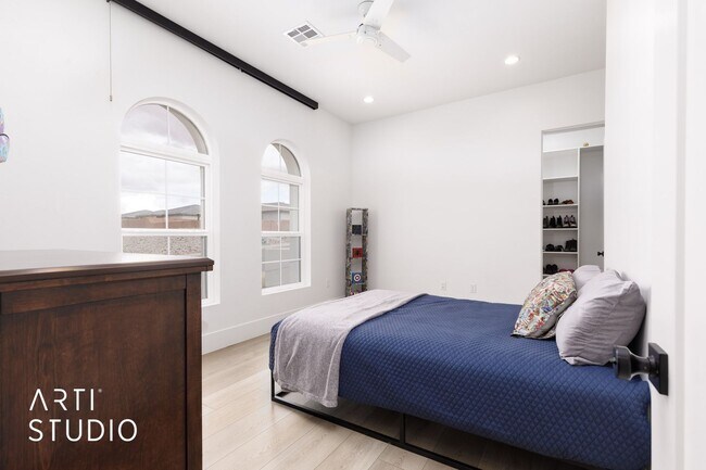Building Photo - Beautiful 6 Bedroom 4.5 Bathroom Home in D...