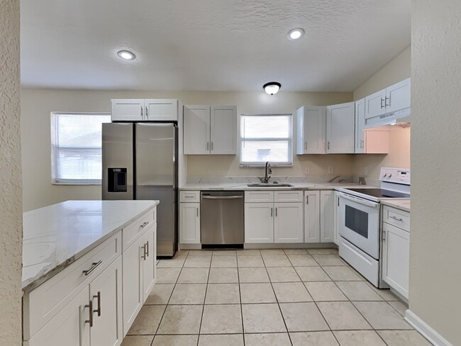Building Photo - 155 Plainview Dr