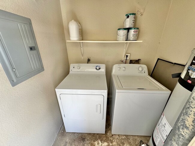 Building Photo - ADORABLE SECOND STORY 2 BEDROOMS 2 FULL BA...