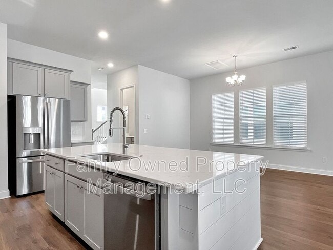 Building Photo - 420 W Respite Ln