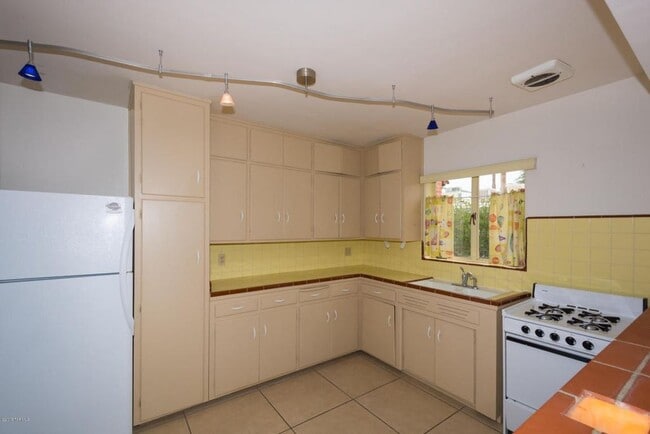 Building Photo - 2915 E 10th St