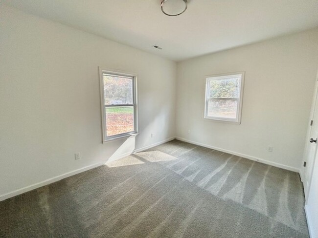 Building Photo - CHARMING 3 BEDROOM HOME - NEWLY RENOVATED!