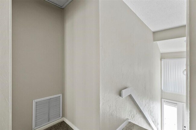Building Photo - 14 Oakmont Ct
