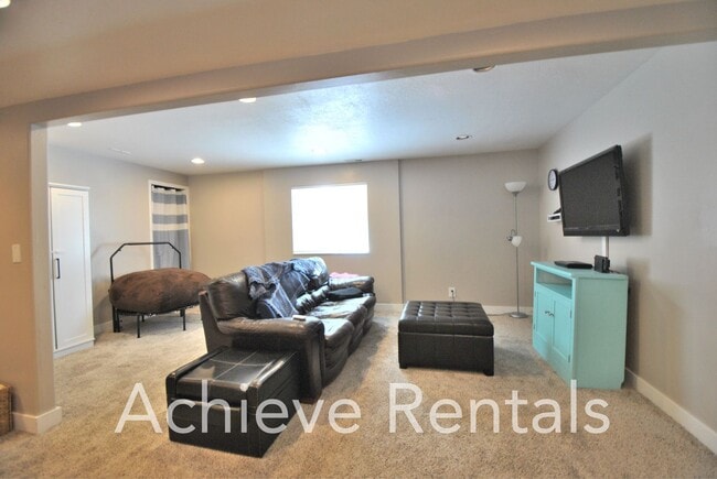 Building Photo - 43 1350 E