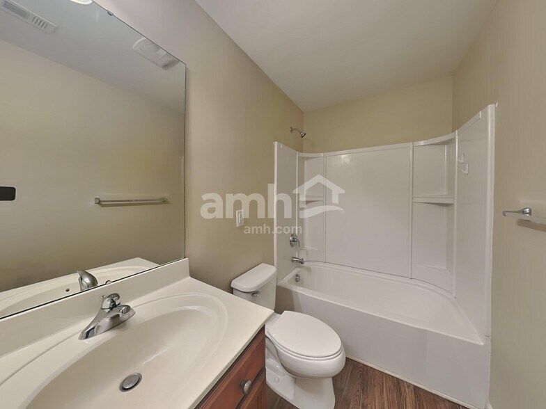 Building Photo - 211 Lindpoint Ln