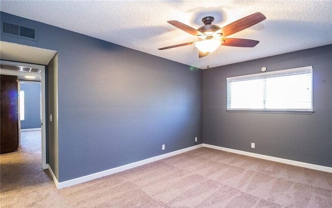 Building Photo - Gorgeous Townhome with a Courtyard !