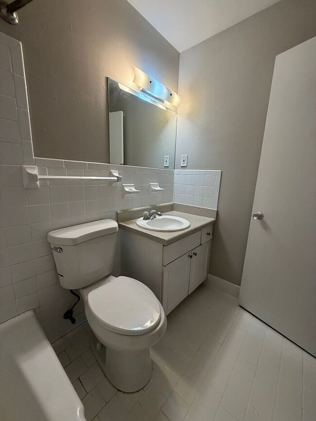 Building Photo - 2 Bedroom Unit was recently renovated. Live walking distance from the downtown square or steps fr...