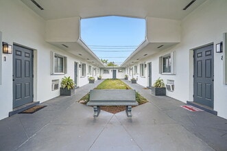 Building Photo - z-042026-Parkview I & II