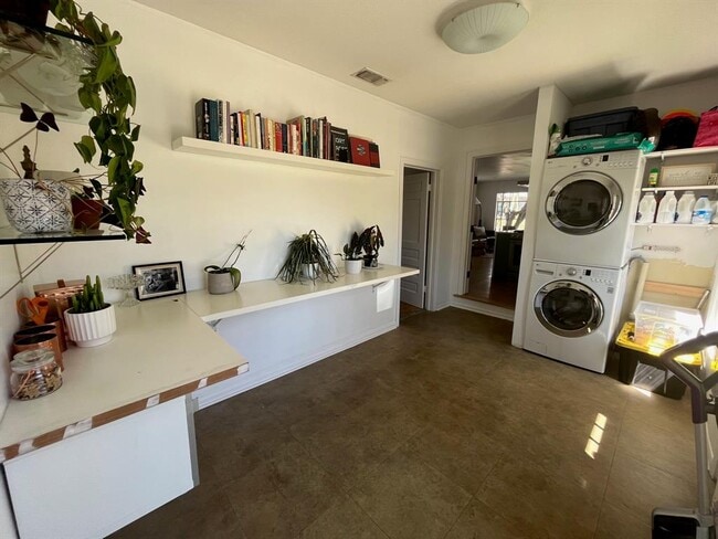 Building Photo - 2211 1/2 Pasadena Dr