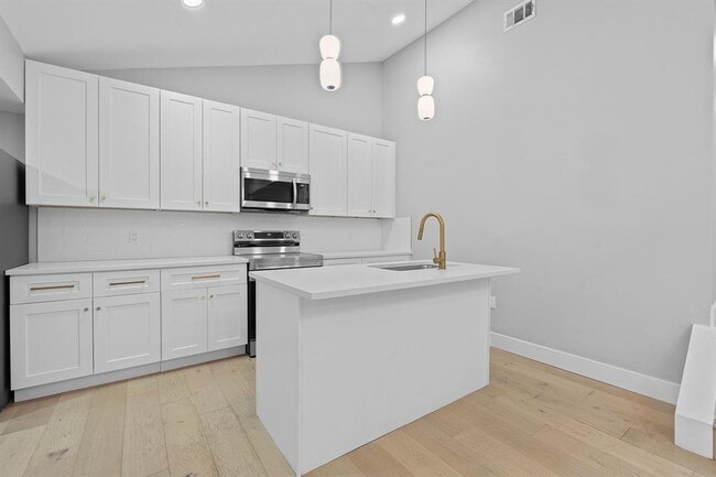 Building Photo - 1508 Rockdale Cir