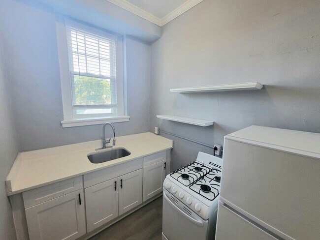 Building Photo - 1 Bed, 1 Bath - Uptown Charlotte Living *Move In Ready*