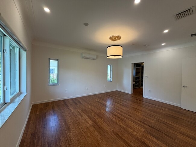 Building Photo - 621 W Dilido Dr