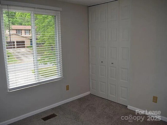 Building Photo - 634 Sweetgum Ln