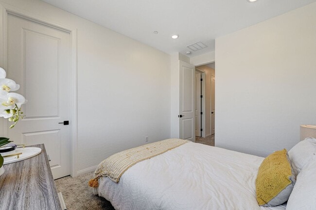 Building Photo - Stunning Fully Furnished 5-Bedroom Home in...