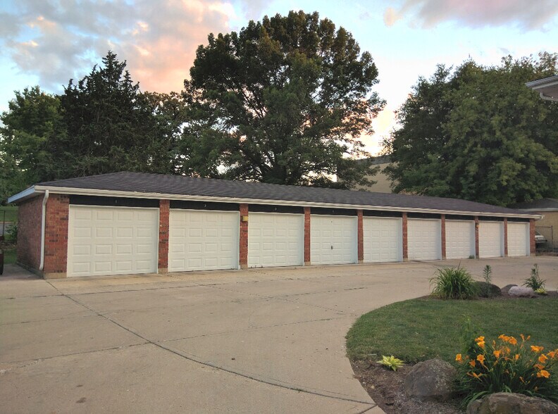 Building Photo - 2099 Vernon Dr